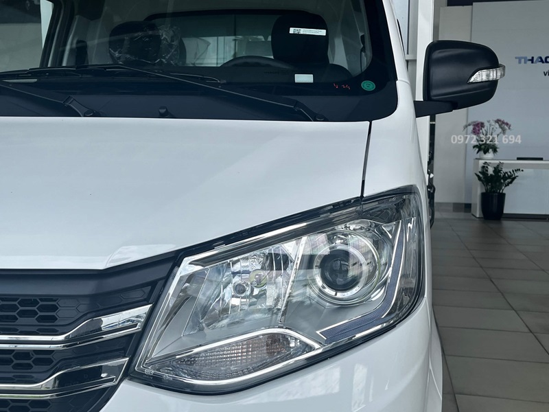 Cụm đèn lớn và xi nhan tích hợp trên gương